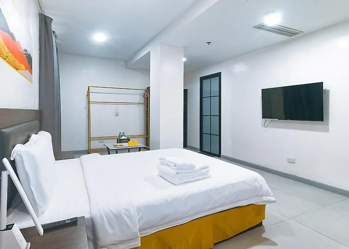 Luna Pasay 3*